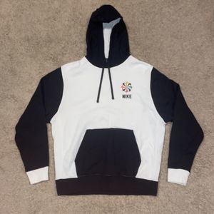 Very Unique Rare Nike Men’s Black & White Hooded Pullover Sweatshirt